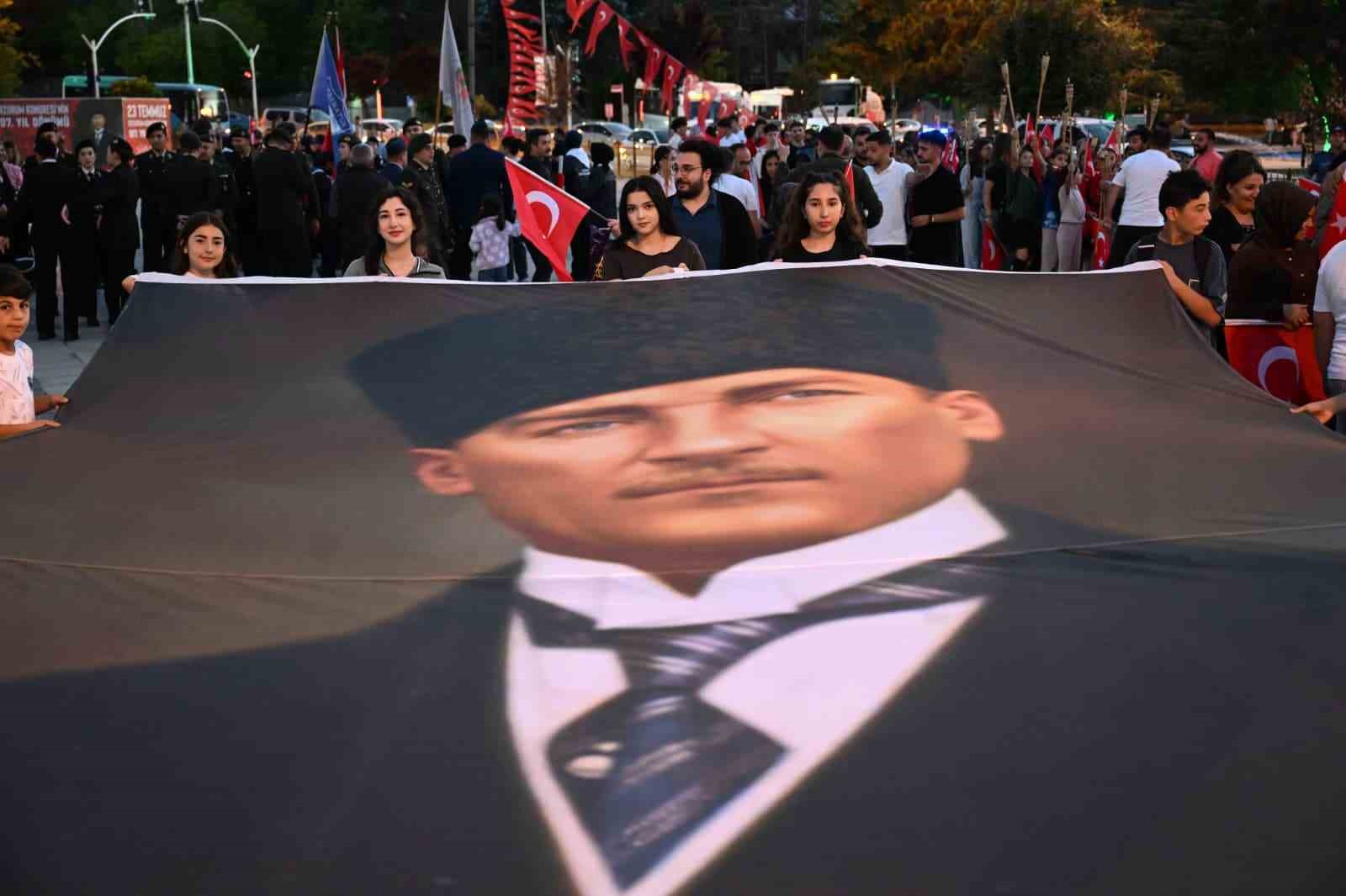 Erzurum’da 107. yıllık coşku fener alayı ile renklendi