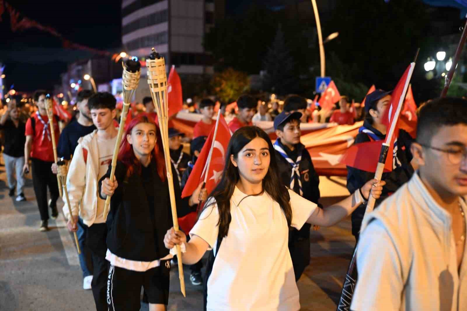 Erzurum’da 107. yıllık coşku fener alayı ile renklendi