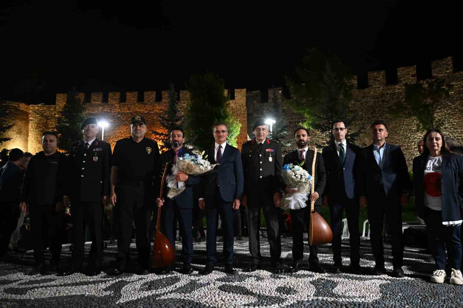 Erzurum’da 107. yıllık coşku fener alayı ile renklendi