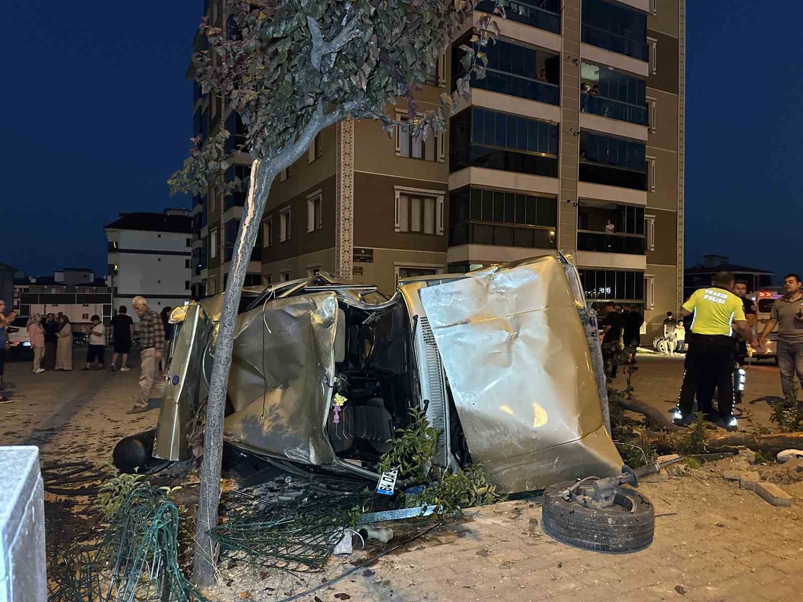 Yayalara çarpan otomobil takla atarak otoparka daldı: 1’i ağır 3 yaralı