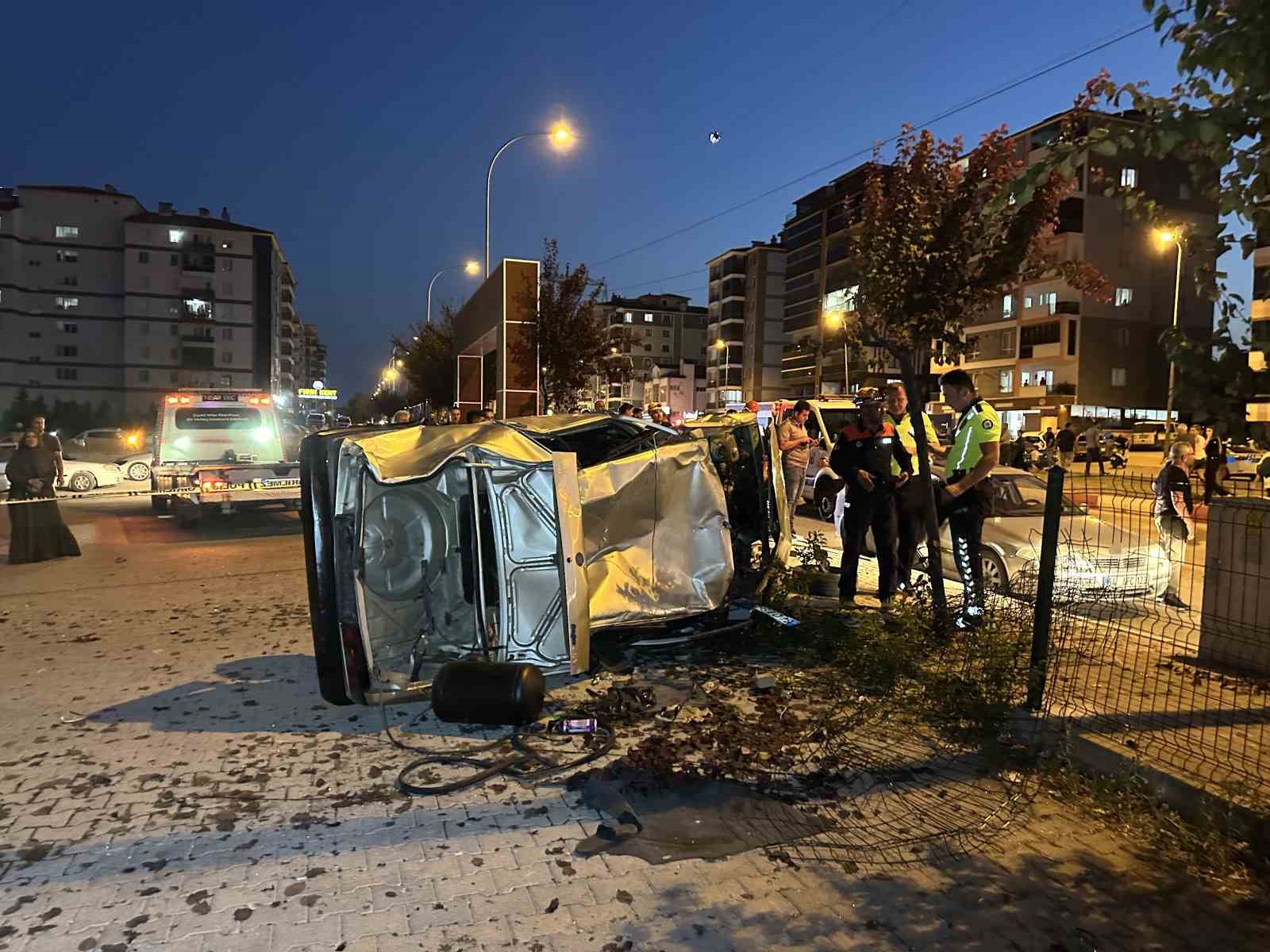 Yayalara çarpan otomobil takla atarak otoparka daldı: 1’i ağır 3 yaralı