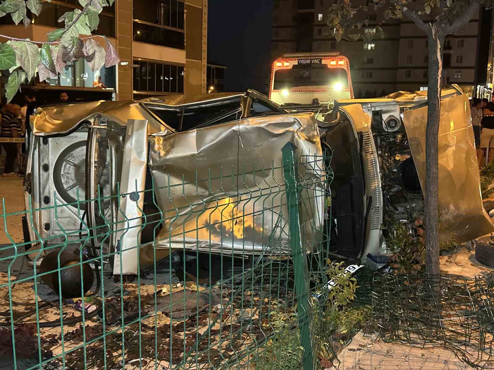 Yayalara çarpan otomobil takla atarak otoparka daldı: 1’i ağır 3 yaralı