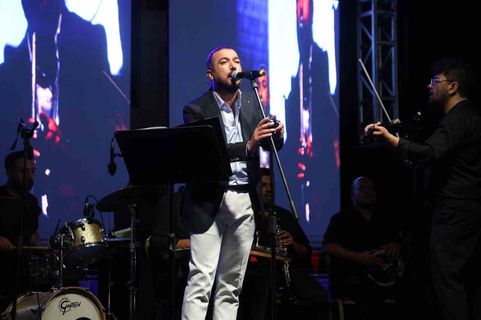 "Geleneksel Kozan Belediyesi Yaz Konserleri" başladı: Konserin en büyük alkışı özel bireye
