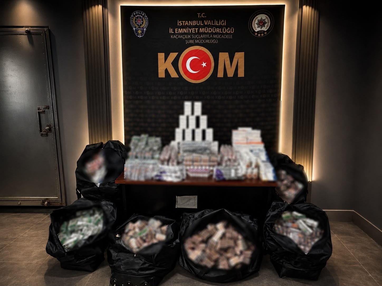Fatih’te kaçak tıbbi ilaç operasyonu: 98 bin 632 tablet ele geçirildi, 2 şüpheli gözaltına alındı