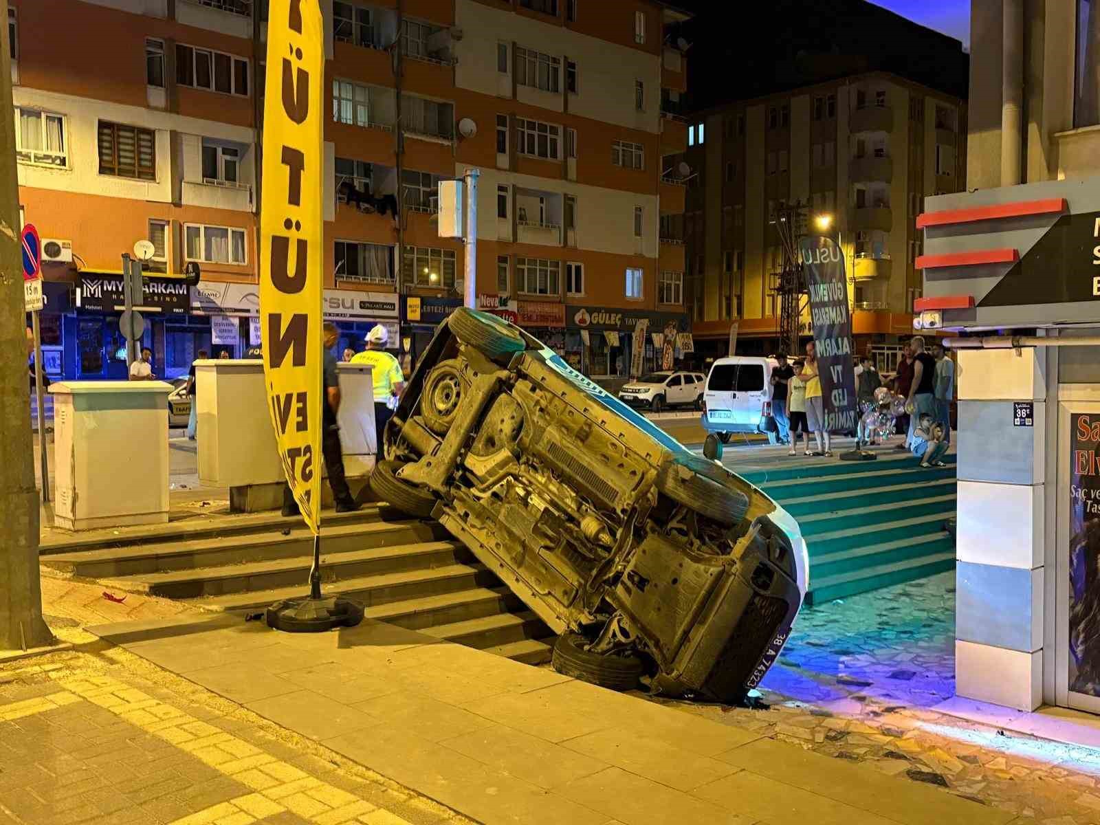 Otomobille çarpışan polis aracı yan yattı: 2’si bekçi 3 yaralı