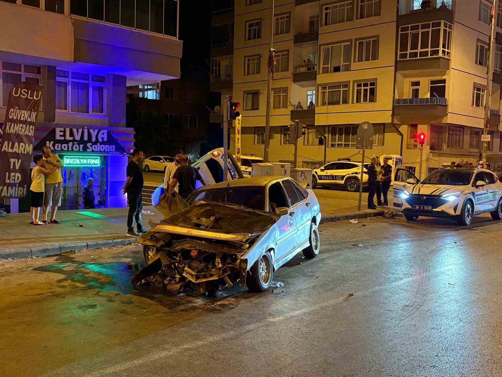 Otomobille çarpışan polis aracı yan yattı: 2’si bekçi 3 yaralı
