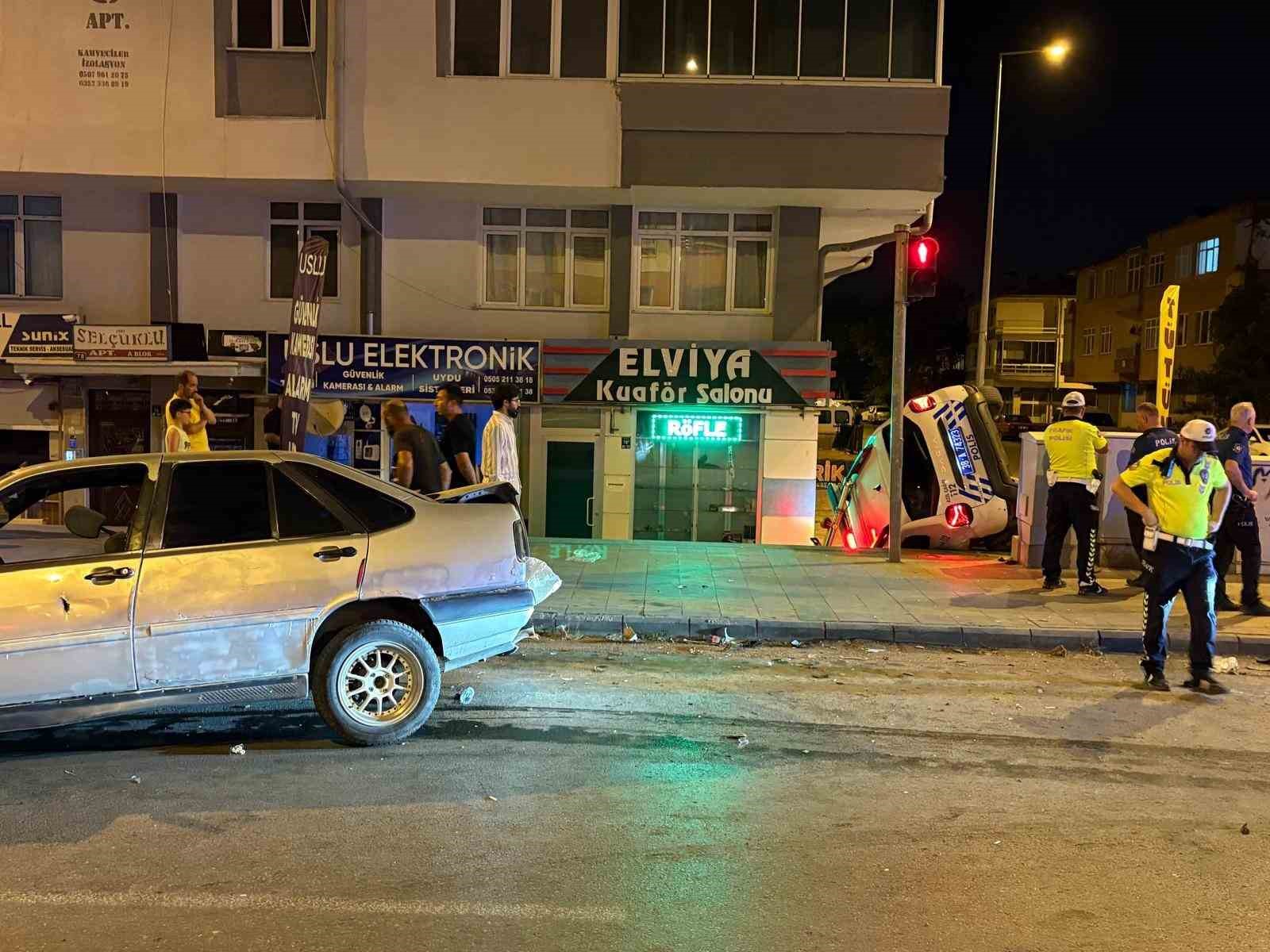 Otomobille çarpışan polis aracı yan yattı: 2’si bekçi 3 yaralı