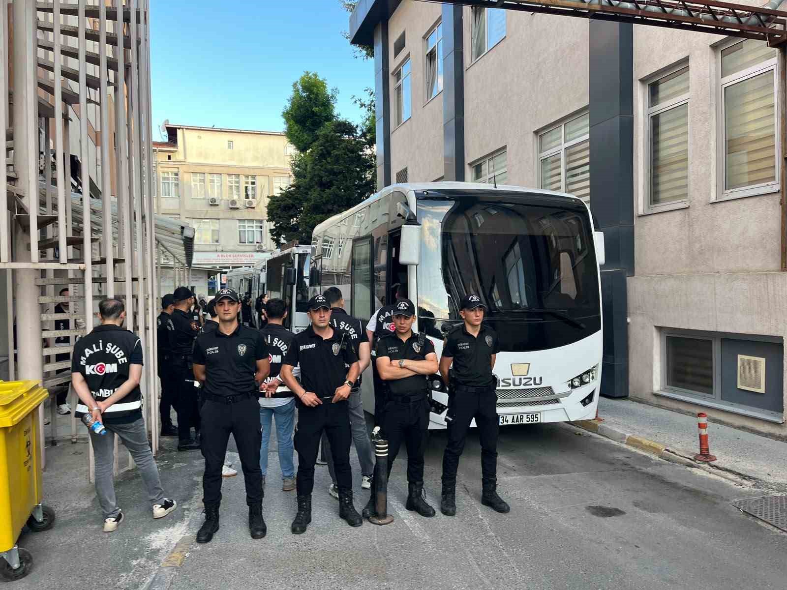 İzmit Belediyesi’ne yönelik soruşturma kapsamında gözaltına alınan şüpheliler, İstanbul’da sağlık kontrolünden geçirildi